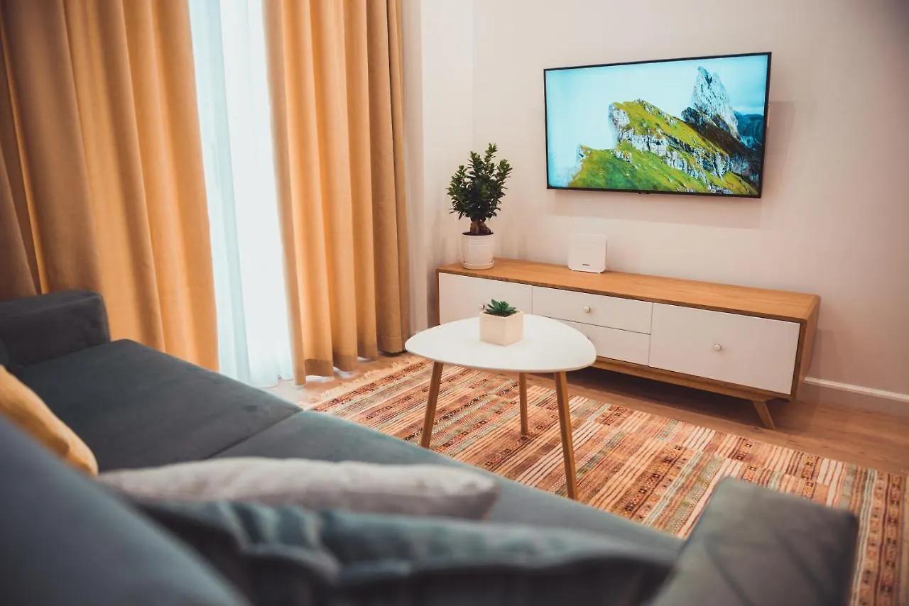 Tam Skanderbeg Square Serviced City Center Apartment No1 0*, טיראנה