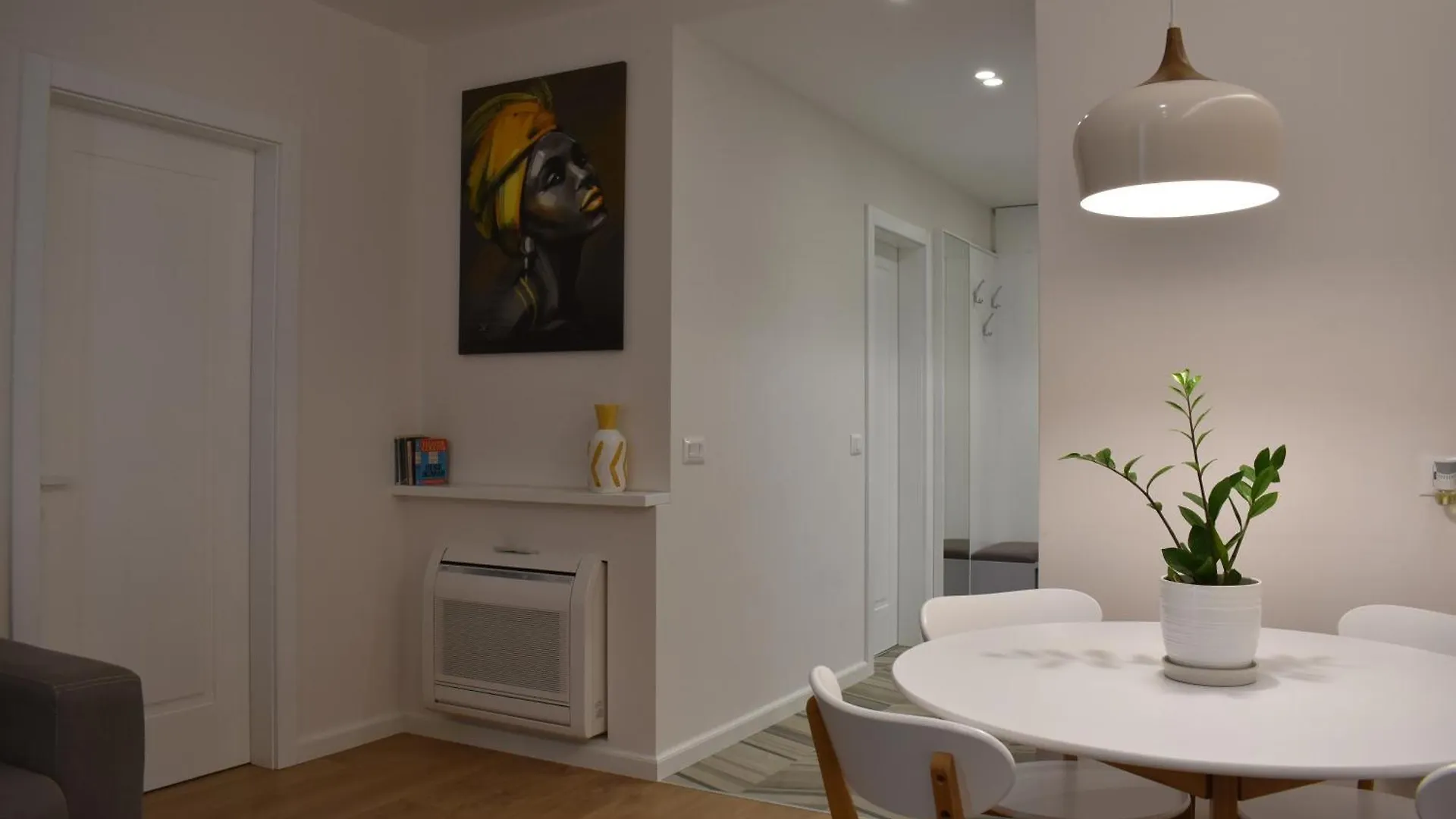 Tam Skanderbeg Square Serviced City Center Apartment No1 0*, טיראנה
