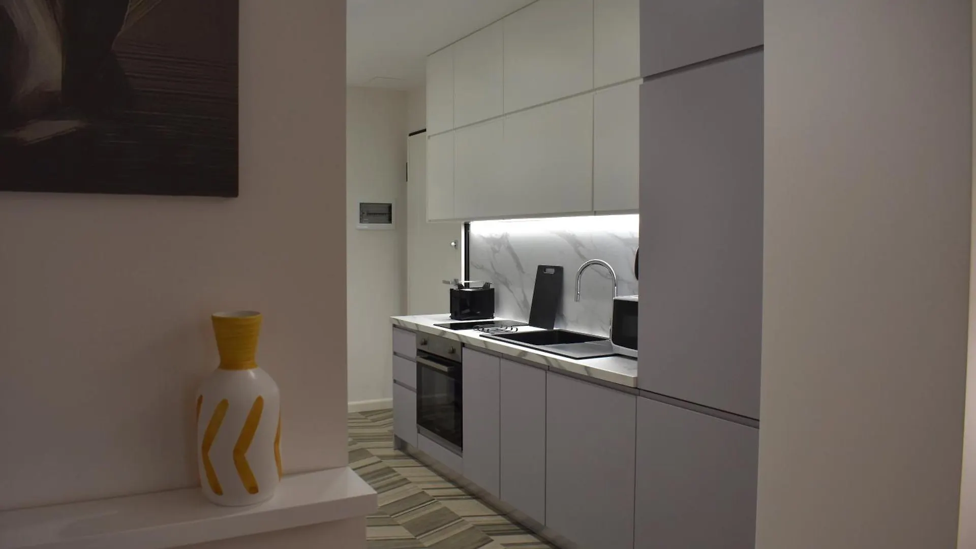 Tam Skanderbeg Square Serviced City Center Apartment No1 0*, טיראנה