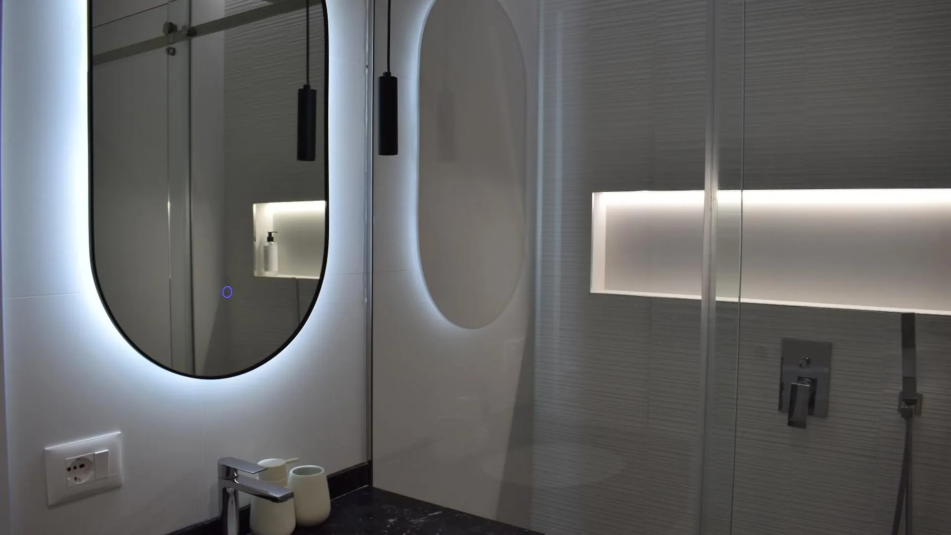 Tam Skanderbeg Square Serviced City Center Apartment No1 טיראנה